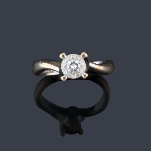  Solitario con brillante de aprox. 0,60 ct en montura de oro blanco de 18K.