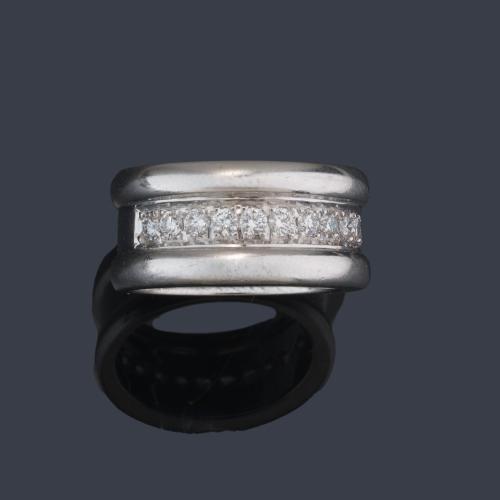  Media alianza con banda central de brillantes en montura de oro blanco de 18K.