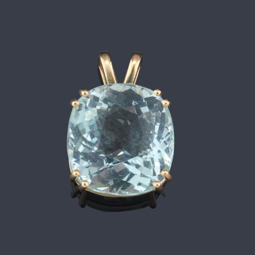  Colgante con aguamarina talla cojín de aprox. 22,00 ct en montura de oro amarillo de 18K.