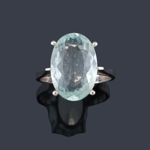 Anillo con aguamarina talla oval en montura de oro blanco de 18K.