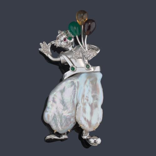 Broche en forma de payaso con perla barroca, brillantes, crisoprasa, citrino y granate realizado en montura de oro blanco de 18K.