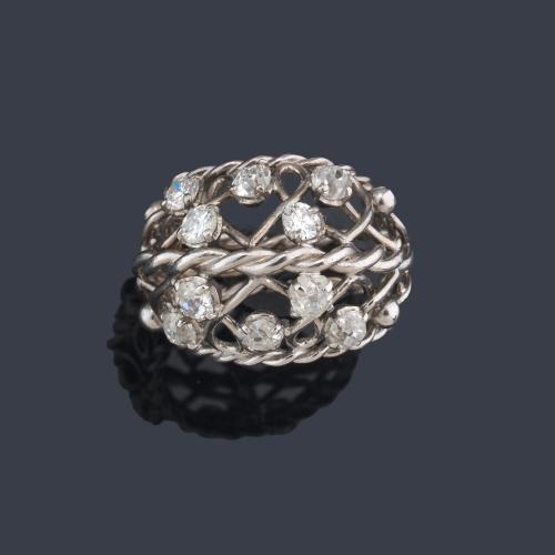 Anillo bombé con diseño calado salpicado con brillantes de aprox. 1,80 ct en total.