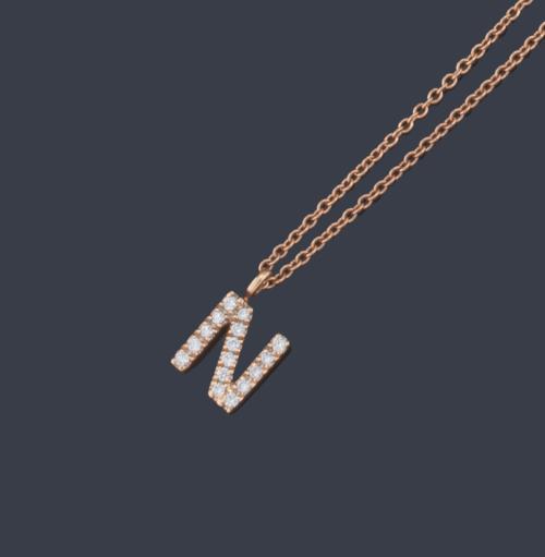 Colgante con letra 'N' con brillantes de aprox. 0,08 ct en total.