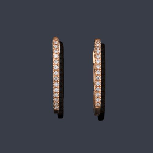 Pendientes tipo criolla con banda de brillantes de aprox. 0,14 ct en total.