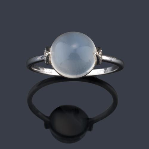 Anillo con piedra luna talla cabujón de 2,94 ct y brillantitos en montura de oro blanco de 18K.