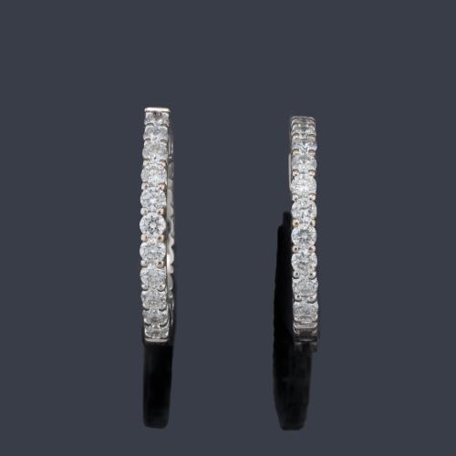 Pendientes criollas con banda de brillantes de aprox. 0,94 ct en total.