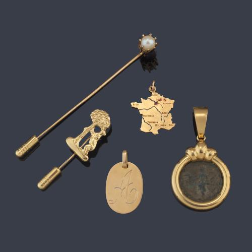 Lote compuesto por dos alfileres, dos colgantes y un  colgante con moneda antigua.