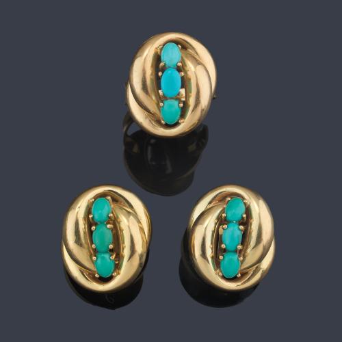 Pendientes cortos y anillo con banda central de turquesas talla cabujón y motivo de nudo en montura de oro amarillo de 18K. Años '70.