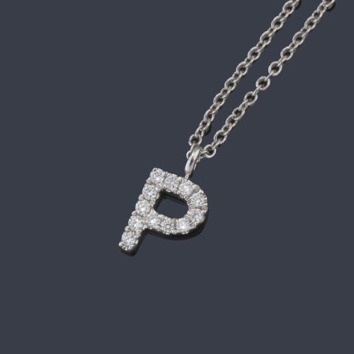 Colgante con la letra 'P' con brillantes de 0,07 ct en total.