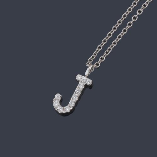 Colgante con letra 'J' con brillantes de 0,05 ct en total, realizado en montura y cadena de oro blanco de 18K.