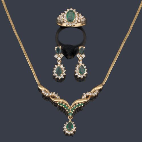 Collar, pendientes y anillo con esmeraldas talla perilla y redonda de aprox. 4,40 ct con brillantes.