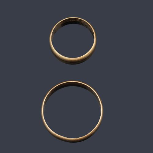 Dos alianzas realizadas en oro amarillo de 18K.