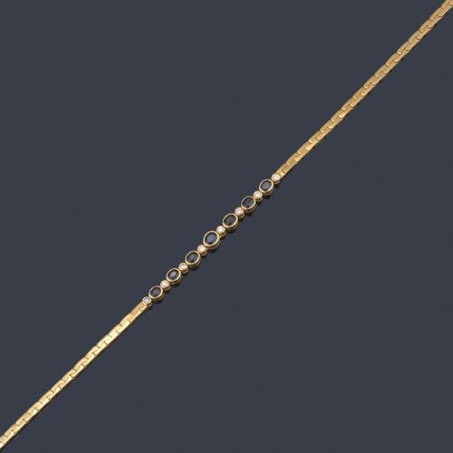 Collar con siete zafiros talla oval intercalado con brillantes engastados en chatón de aprox. 0,70 ct en total.