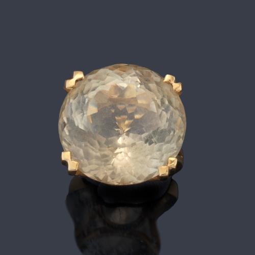 Anillo con cuarzo citrino talla fantasía en montura de oro amarillo de 18K.
