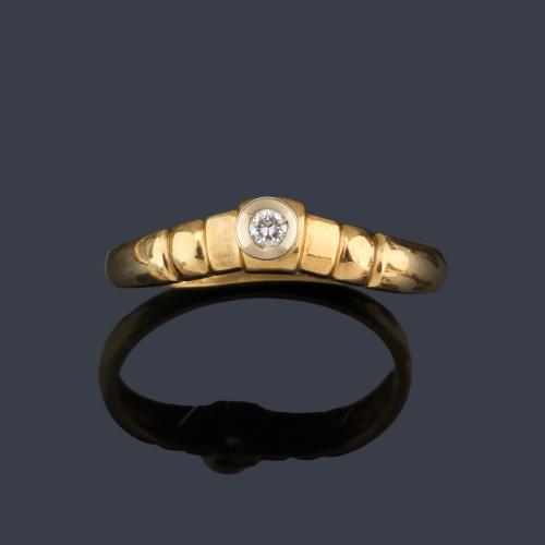Anillo con brillante de aprox. 0,10 ct en total en montura de oro amarillo de 18K.