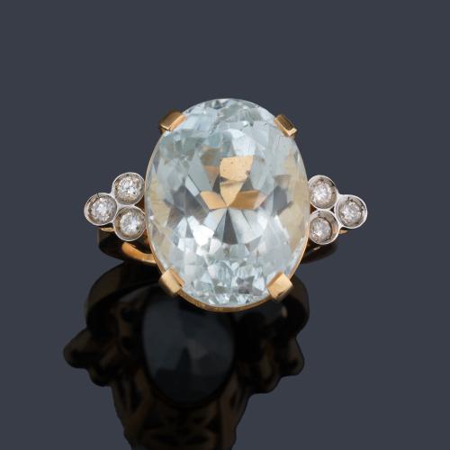 Anillo con aguamarina talla oval de aprox. 15,00 ct con tres brillantes en ambos lados.