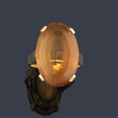Anillo con cuarzo citrino talla oval en montura de oro amarillo de 18K. Años '70.