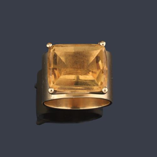 Anillo con cuarzo citrino talla rectangular en montura de oro amarillo de 18K. Años '70.