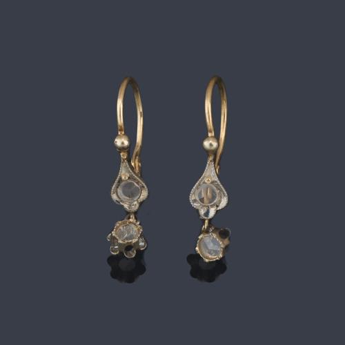 Pendientes con motivo en forma de estrella en montura de oro amarillo de 18K.