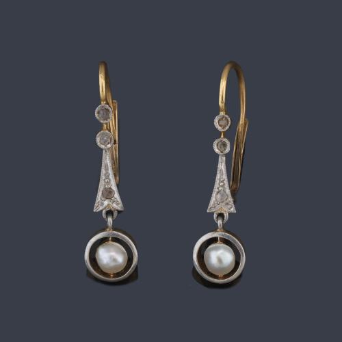 Pendientes largos con pareja de perlitas y diamantes talla rosa, en montura de oro amarillo de 18K.