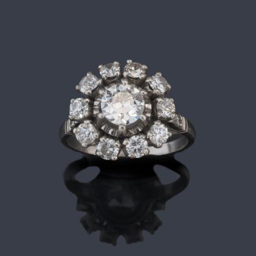 Anillo rosetón con diamante talla transición de aprox. 0,65 ct con orla brillantes.