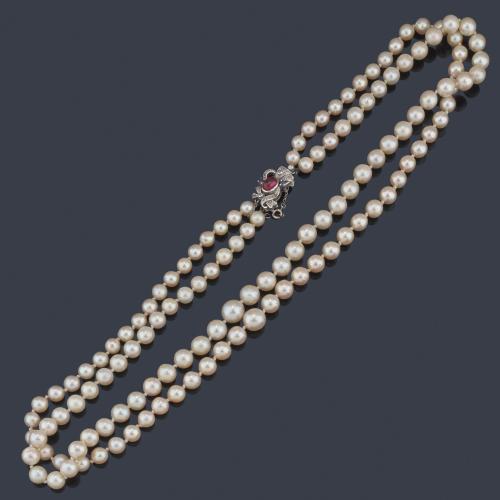  Collar con dos hilos de perlas de aprox. 6,11 - 7,82 mm y cierre calado con rubí sintético al centro en oro blanco de 18K.