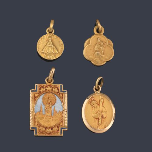 Lote con cuatro medallas devocionales en oro amarillo de 18K y nácar.