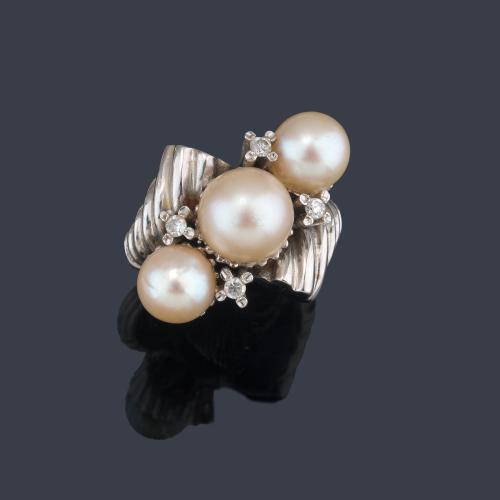 Anillo con tres perlas y diamantes talla 8/8 en montura de oro blanco de 18K.