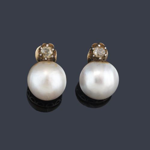 Pendientes cortos con pareja de perlas Mabe y dos diamantes talla antigua en la parte superior.
