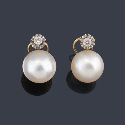 Pendientes cortos 'Tu y Yo' con pareja de perlas Mabe y piedras incoloras, en montura de oro amarillo de 18K.