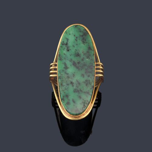 Anillo con pieza de jade ovalada en montura de oro amarillo de 18K. Años '70.