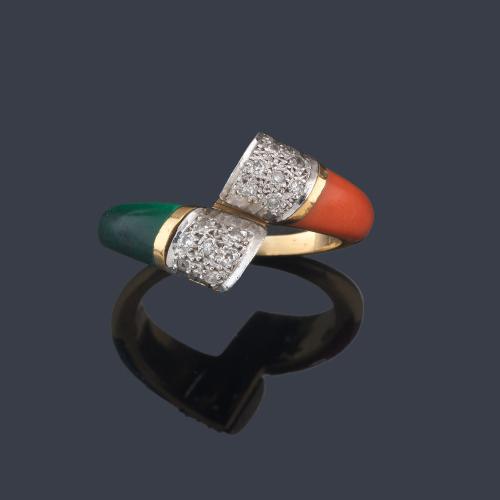 Anillo con motivo de coral y malaquita con remate de diamante en montura de oro amarillo de 18K.