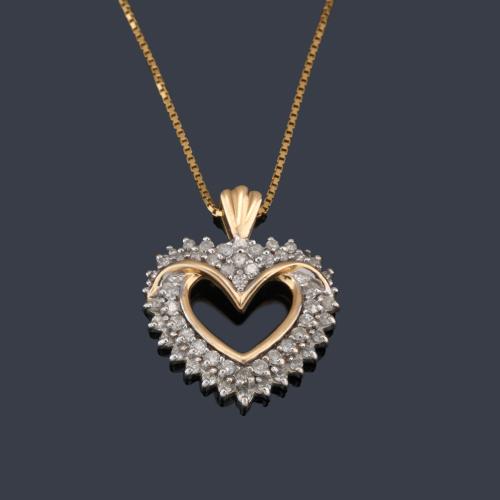  Colgante en forma de corazón con doble banda de brillantes de aprox. 1,00 ct en total en montura y cadena de oro amarillo de 14K.