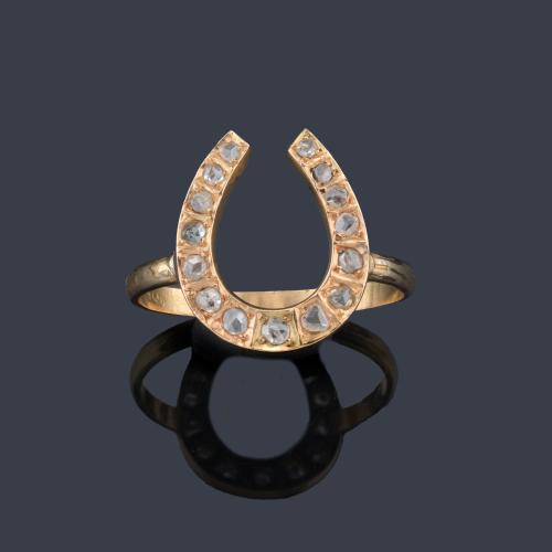 Anillo con motivo en forma de herradura con diamantes talla rosa en montura de oro amarillo de 18K.