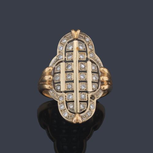  Anillo lanzadera con diseño geométrico con brillantes de aprox. 0,35 ct en total.