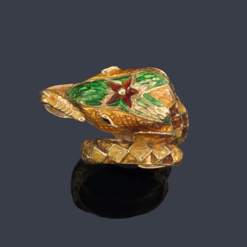 Anillo con motivo de cabeza de elefante con esmalte policromado (con faltas) en montura de oro amarillo de 18K.
