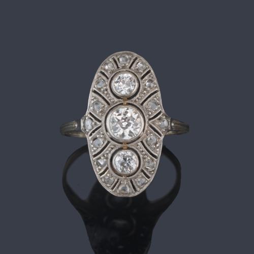 Anillo lanzadera con tres diamantes talla rosa de aprox. 0,50 ct sobre motivo calado con diamantes.