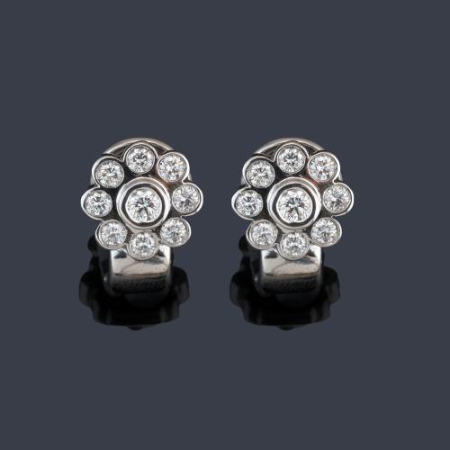  Pendientes cortos con diseño de rosetón de brillantes de aprox. 1,70 ct en total.