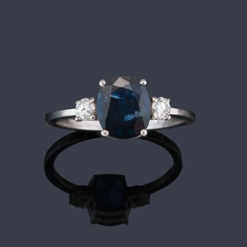  Anillo con zafiro talla oval de aprox. 1,70 ct con dos brillantes de aprox. 0,08 ct cada uno.
