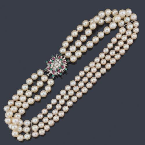 Collar con tres hilos de perlas de aprox. 8,78 mm - 7,15 mm con broche realizado en oro blanco de 18K con centro de perlitas, rubíes y esmeraldas.