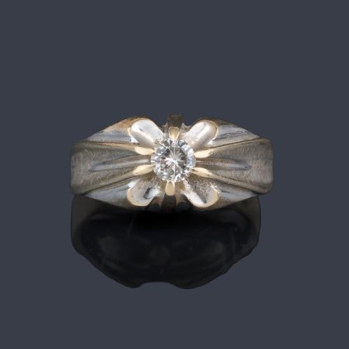 Anillo de caballero con brillante de aprox. 0,15 ct en montura de oro blanco de 18K.