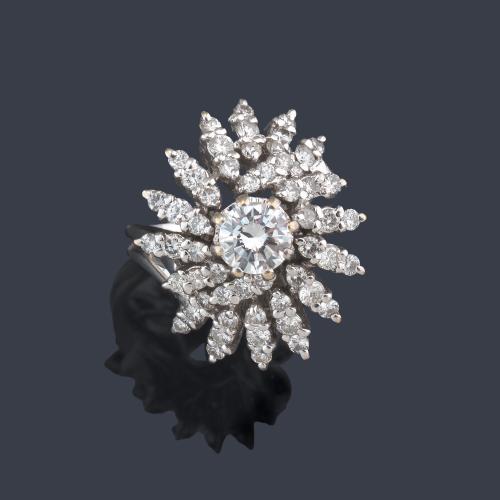 Anillo con brillante central de aprox. 0,75 ct con orla tipo vegetal con brillantes, en montura de oro blanco de 18K.