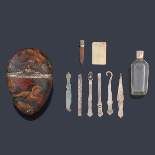 Cajita neceser en forma de huevo realizada en madera pintada a mano, con personajes pintados por V. Martin. S. XVIII.