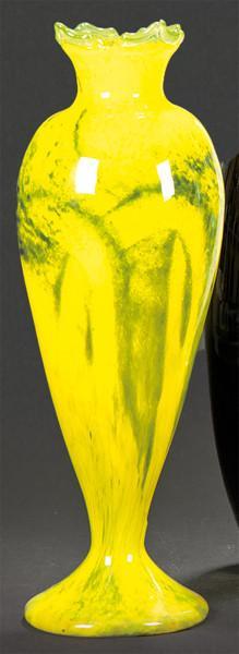  Jarrón de cristal de Murano amarillo con manchas verdes y boca irregular.
