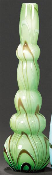  Jarrón abalaustrado de cristal de Murano verde con decoración de lineos onduladas negras.