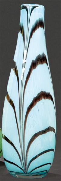 Jarrón de cristal de Murano azul claro con lineas onduladas negras.