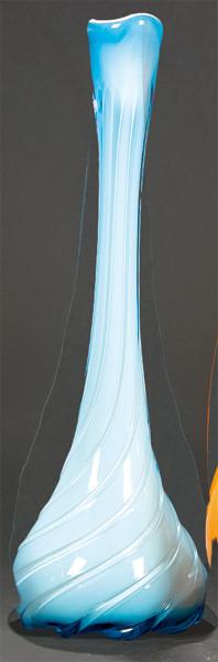  Jarrón de Murano de cristal doblado con interior en opalina y exterior azul.