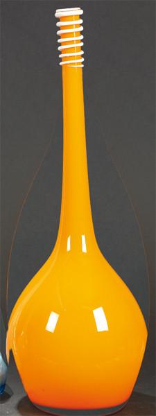 Jarrón de Murano de cuello largo de cristal de Murano naranja con hilos blancos enrollados en la boca h. 1970.