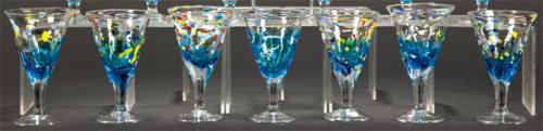 Juego de siete copas de coctel de cristal de Murano transparentes con manchas de colores.