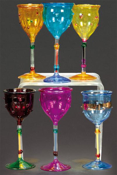 Seis copas licoreras de cristal de Murano sopladas y decoradas a mano, cada una de un color.